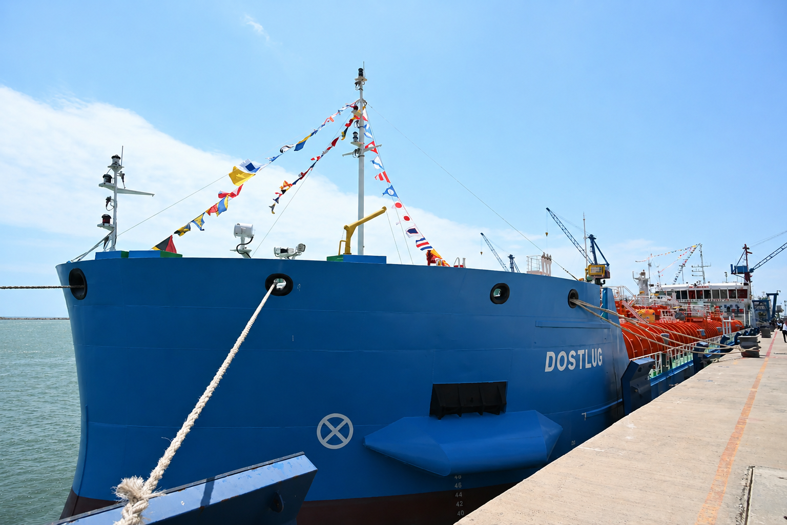 Azərbaycan Türkmənistana “Dostlug” neftdaşıyan tankerini hədiyyə etdi